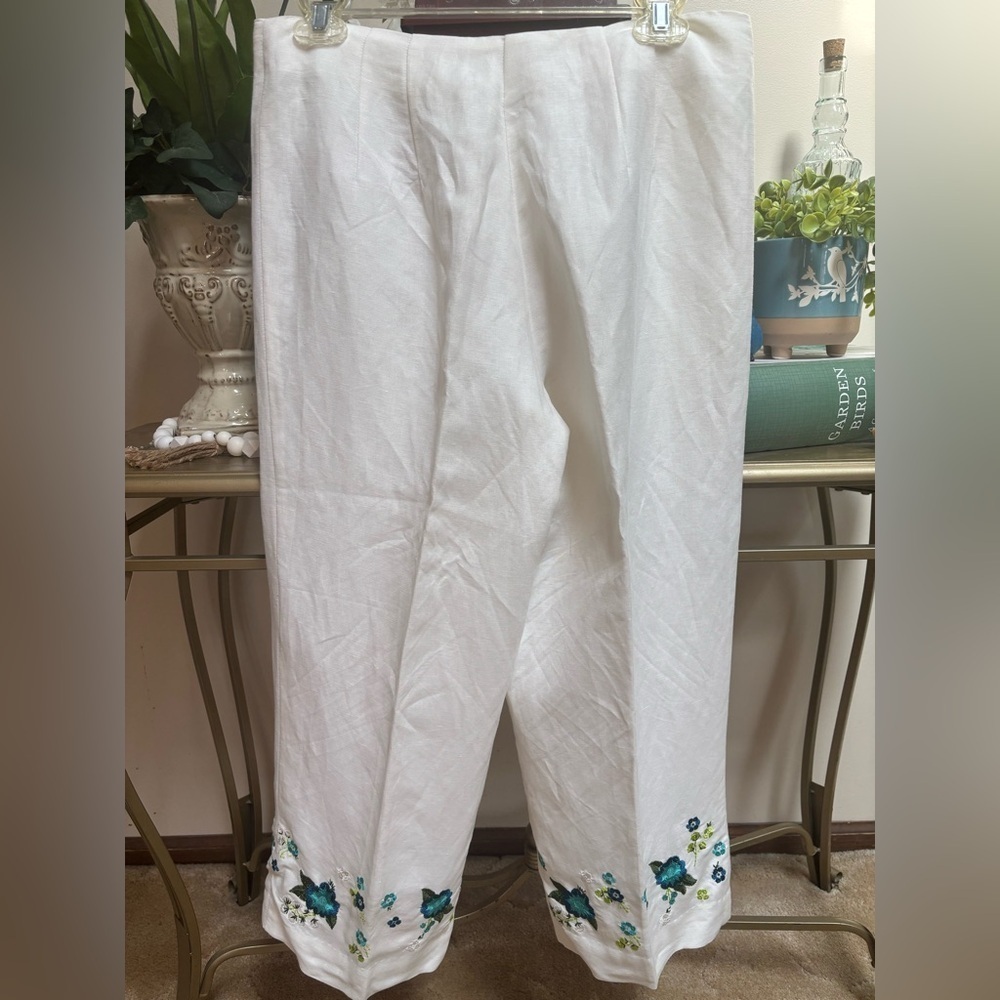 DRESS BARN WHITE LINEN CLASSIC TAILORED BLUE FLORAL EMBROIDERED CAPRIS SIZE 6 - Picture 2 of 8